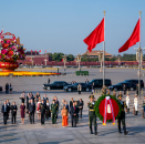 Kongen og Dronningen besøker Kina etter invitasjon fra President Xi Jinping, og 16. oktober ble de ønsket velkommen med en høytidelig seremoni utenfor Folkets store hall. I forkant av velkomstseremonien la Kongeparet ned krans ved Monumentet for folkets helter. Foto: Heiko Junge, NTB scanpix